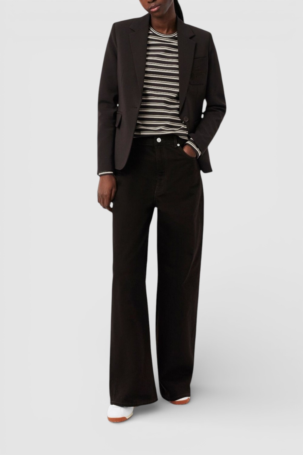 תמונת כל הלוק של חולצת טי